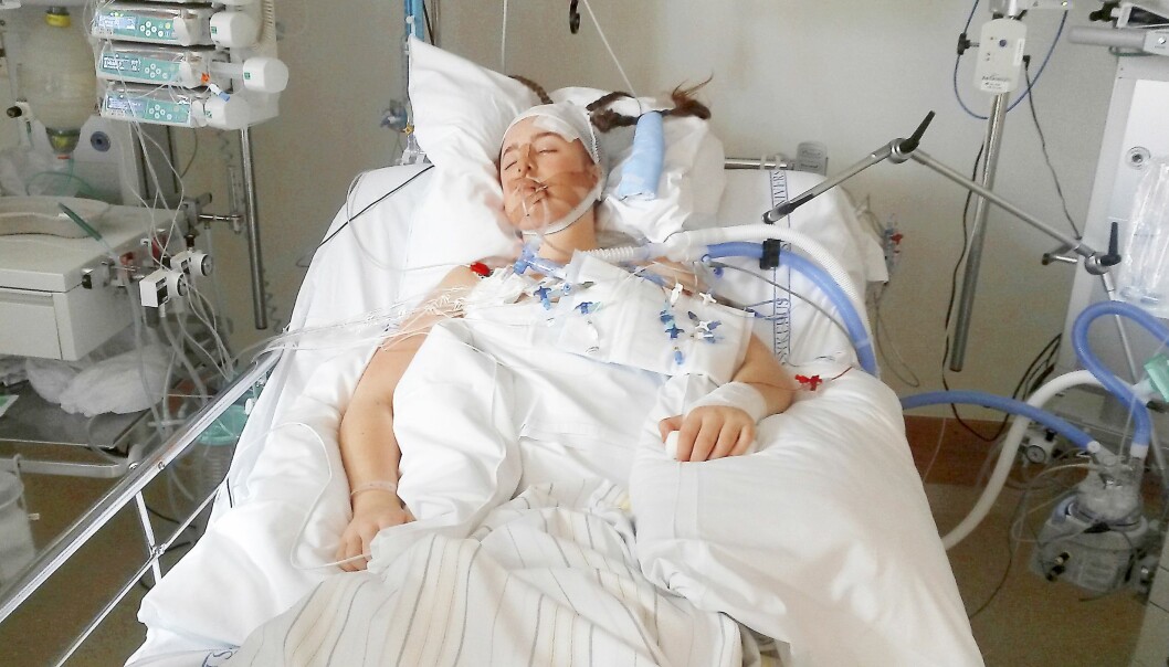 Emilie låg på sjukhus med livshotande skador i hjärnan. Kvinna kopplad till sladdar i en sjukhussäng.