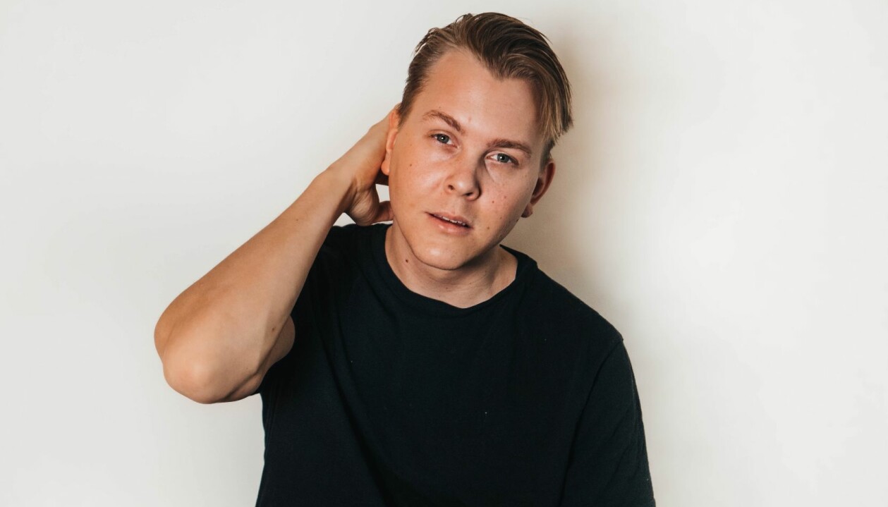 Emil Assergård debuterar i mellon. Emil Assergård i svart tröja.