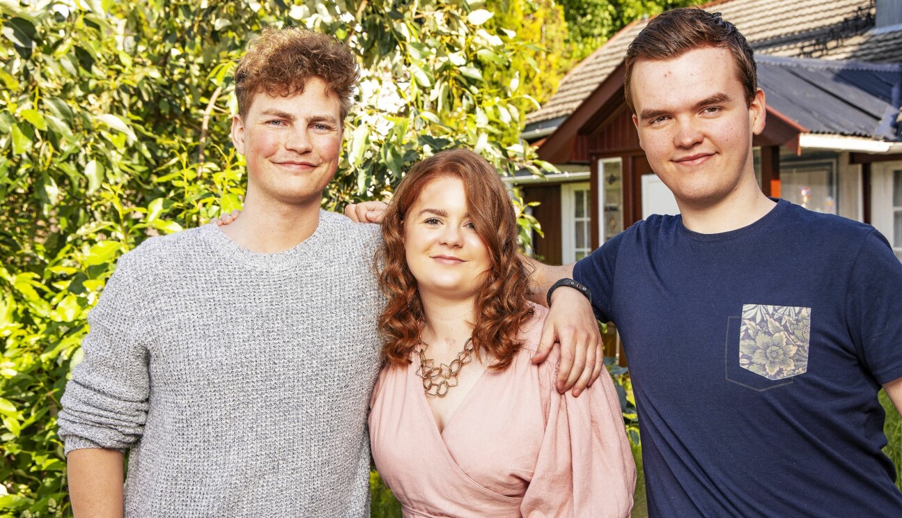Lyckligtvis var Emilies bröder Sigurd och Edmund hemma när hon drabbades av hjärnblödning. Kvinna med sina två bröder.