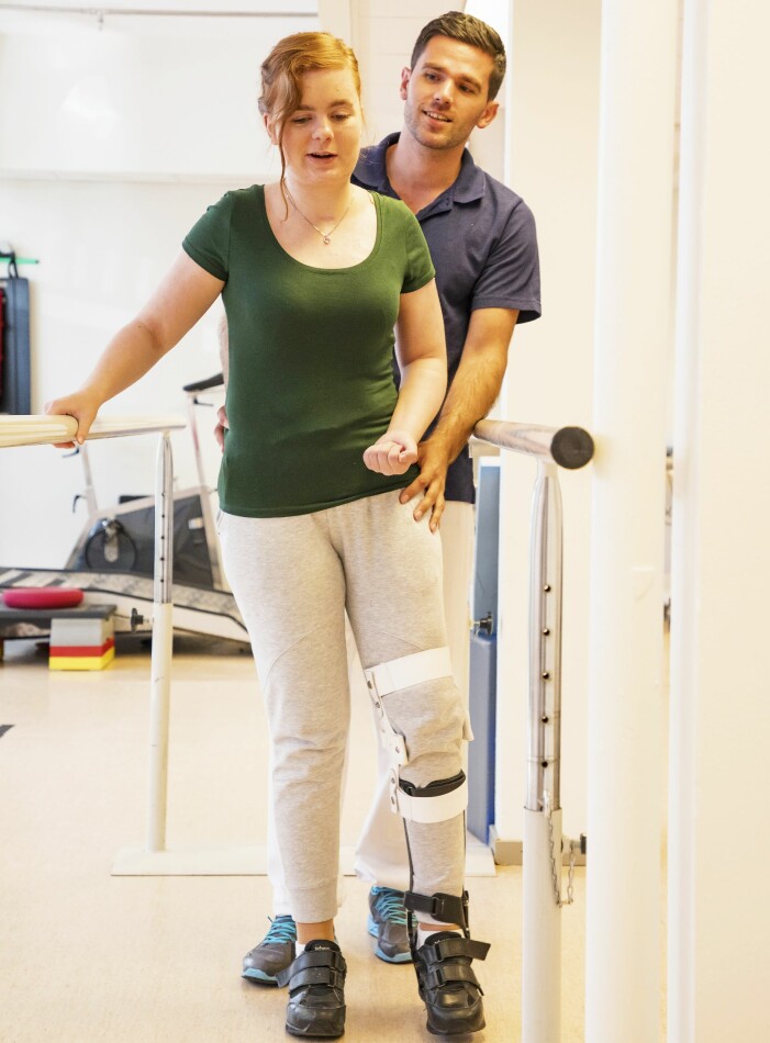 Fysioterapeuten Ardian Haziraj hjälpte Emilie med träningen. Kvinna på rehabilitering.
