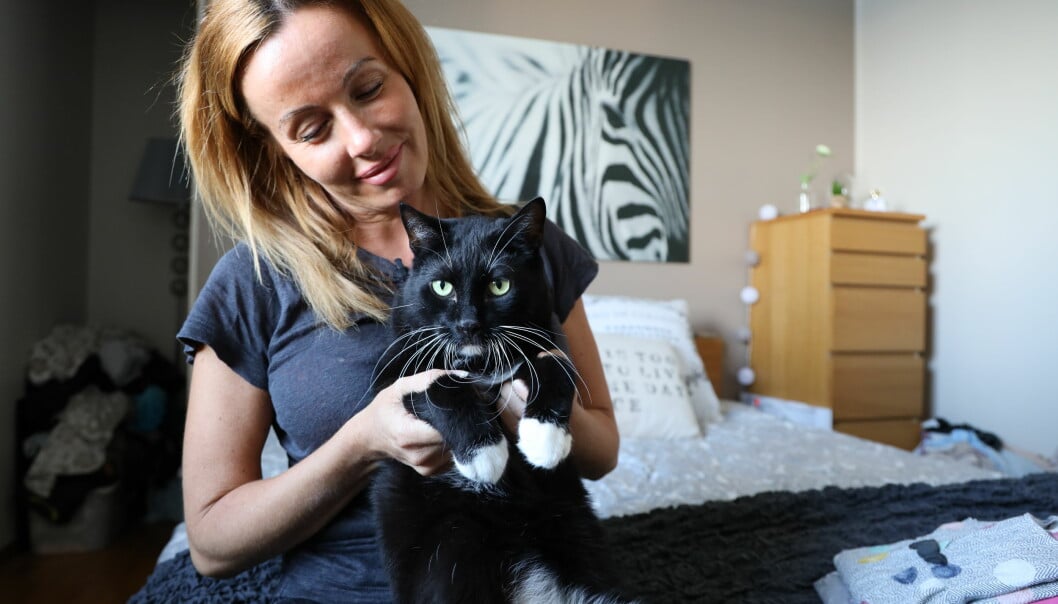 Emma med katten Ludde som ofta låg och myste bredvid Eleonora i soffan. Foto: Cecilia Ahle Emma Aldin tillsammans med katten Ludde i lägenheten hemma i Malmö.