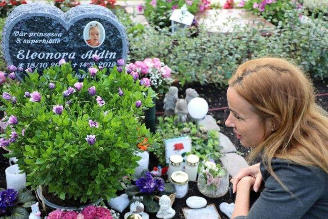 Emma Aldin vid dottern Eleonoras gravplats på Limhamns kyrkogård. Foto: Cecilia Ahle Emma Aldin vid dottern Eleonora Aldins gravplats på Limhamns kyrkogård.