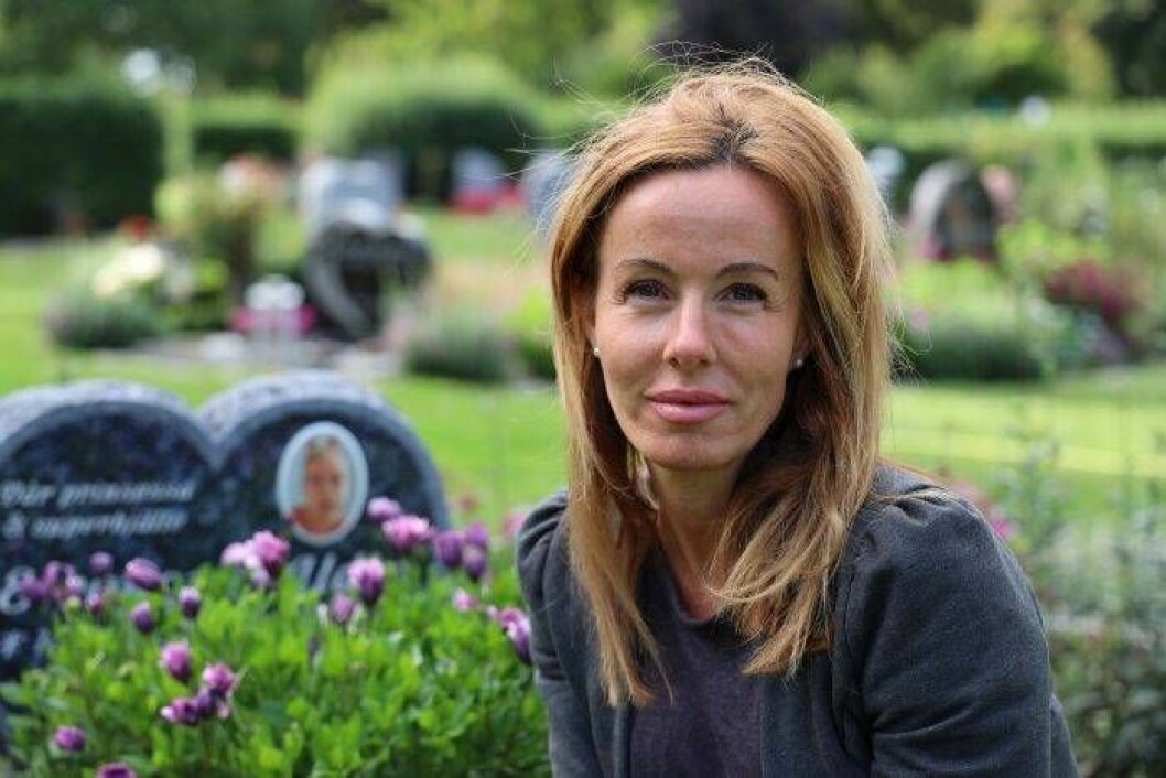 Emma Aldin försöker att lära sig leva med sorgen. Foto: Cecilia Ahle Emma Aldin framför dottern Eleonora Aldins gravplats på Limhamns kyrkogård.