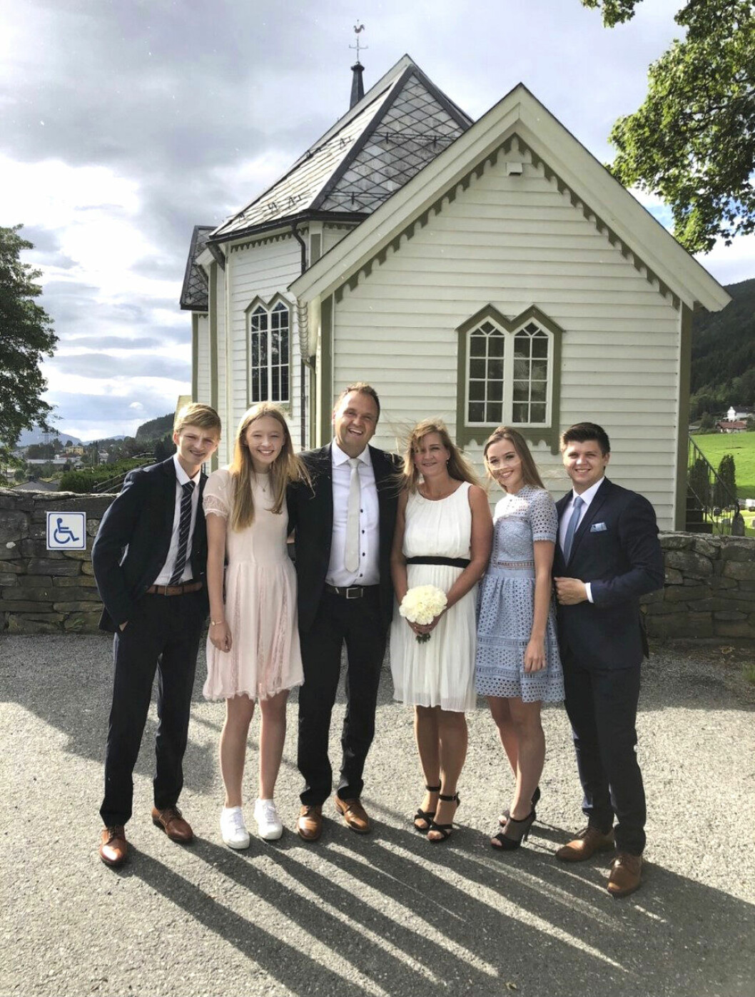 Emma tillsammans med hela sin familj.