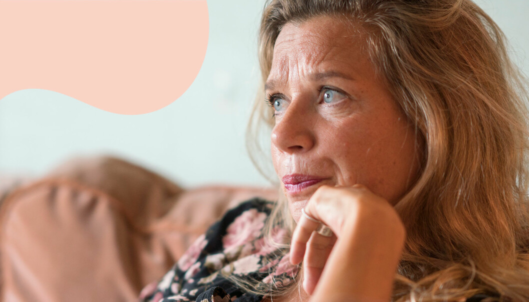 Författaren Emma Hamberg sitter i en soffa