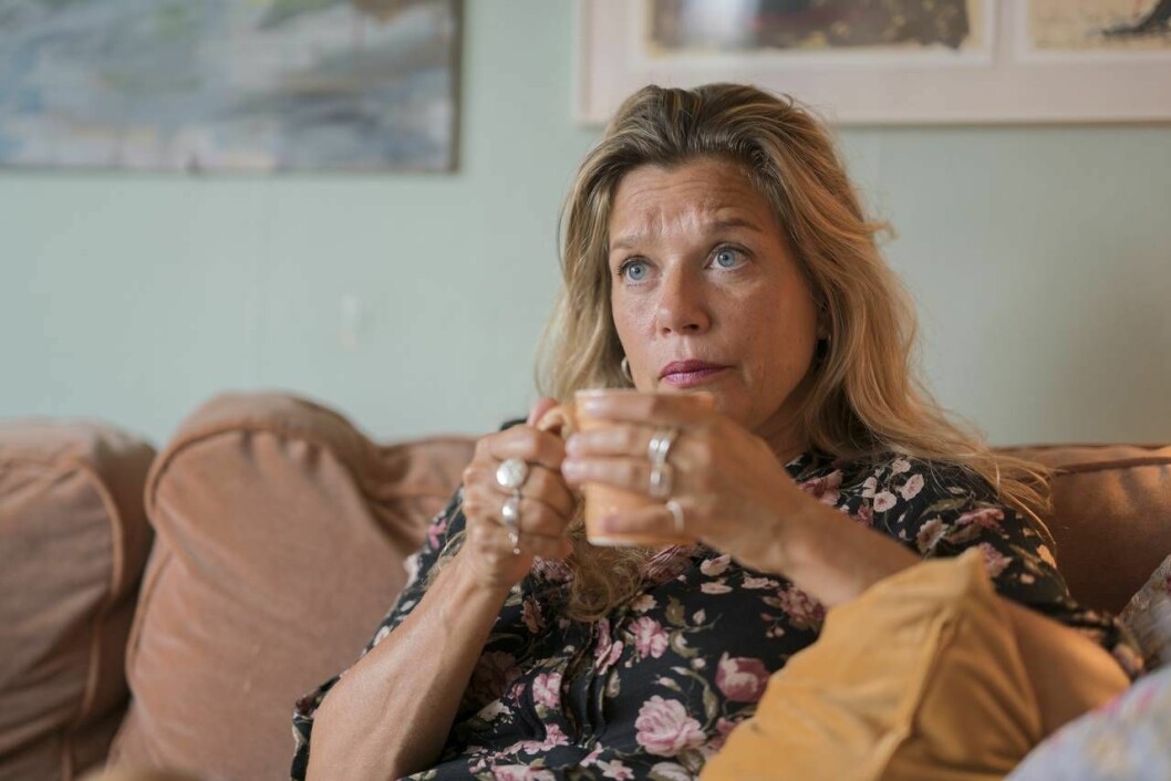 Författaren Emma Hamberg med en tekopp i handen 