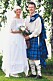 Ett ungt par gifter sig, mannen klädd i irländsk kilt.