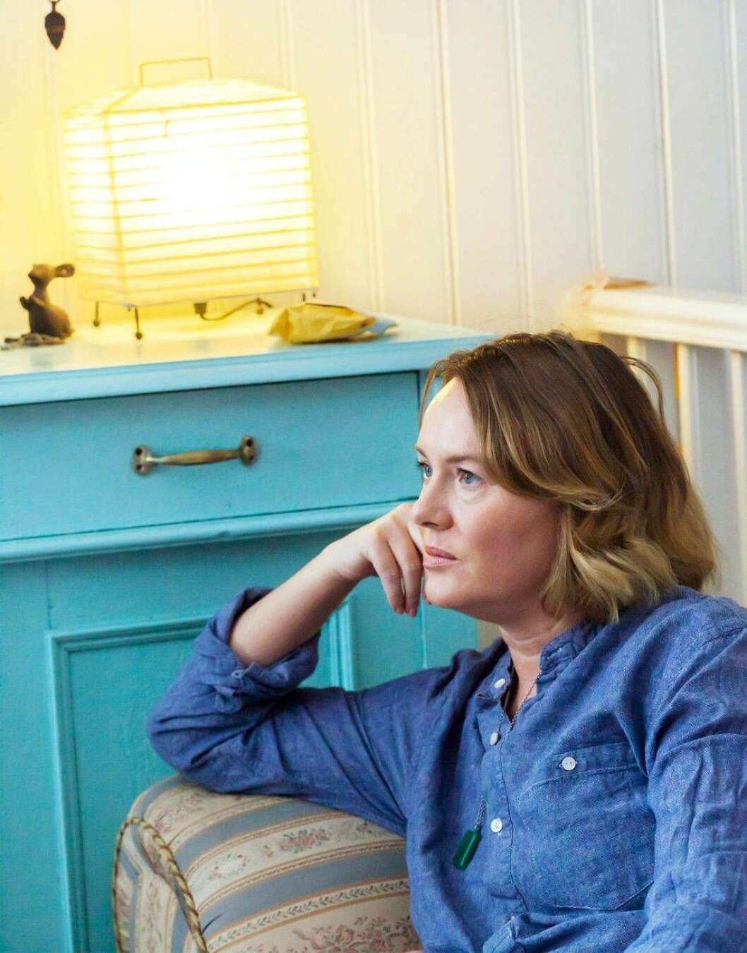 Emma upplever att hon fick jobbigare kommentarer om parets barnlöshet eftersom hon är kvinna. Foto: Susanne Lindholm En kvinna i 45-årsåldern sitter och tänker.