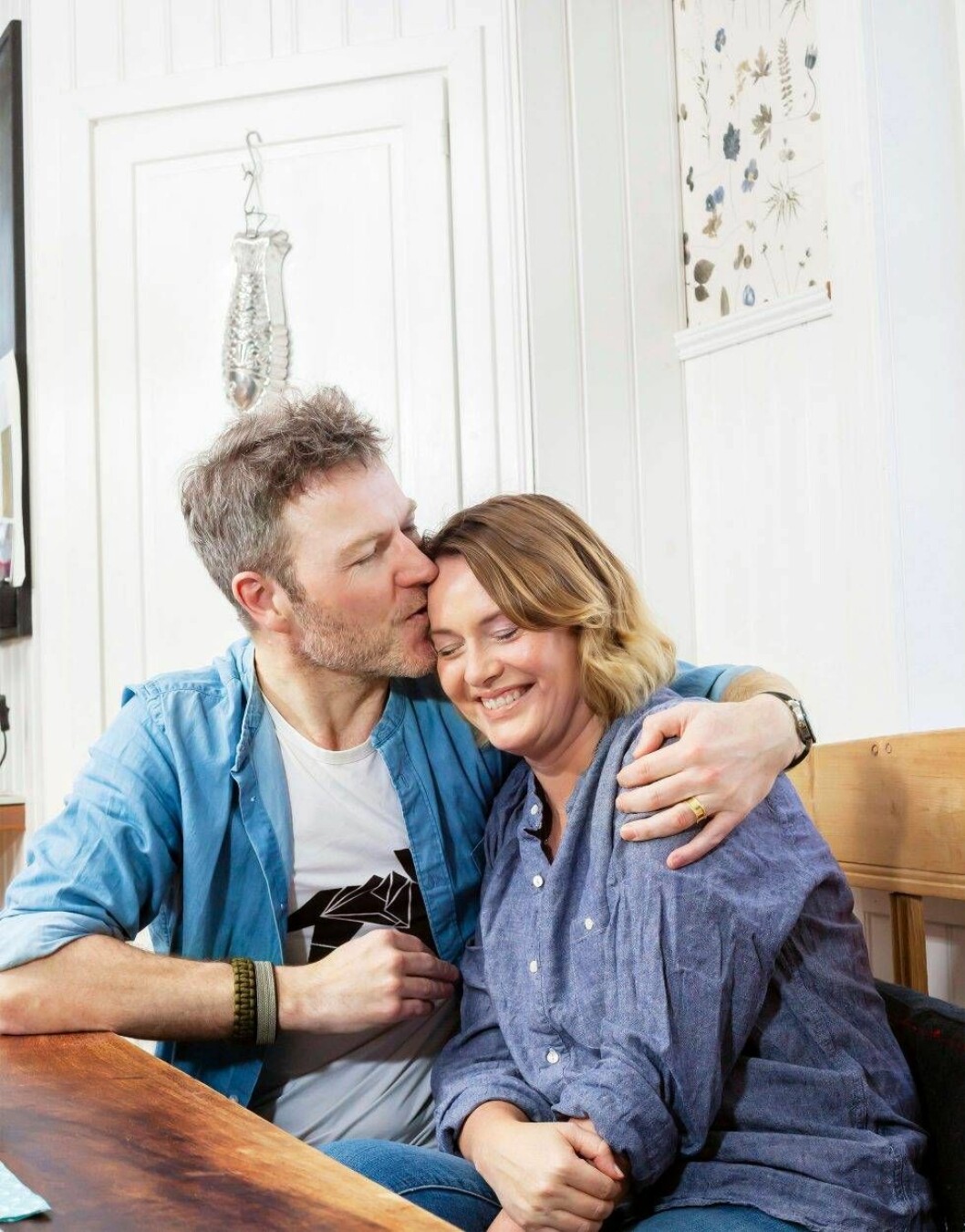 Emma och Arnold fyller sitt liv med kärlek, men ger även sorgen utrymme när det behövs. Foto: Susanne Lindholm En man i 45-årsåldern håller om sin fru och kysser henne på pannan.
