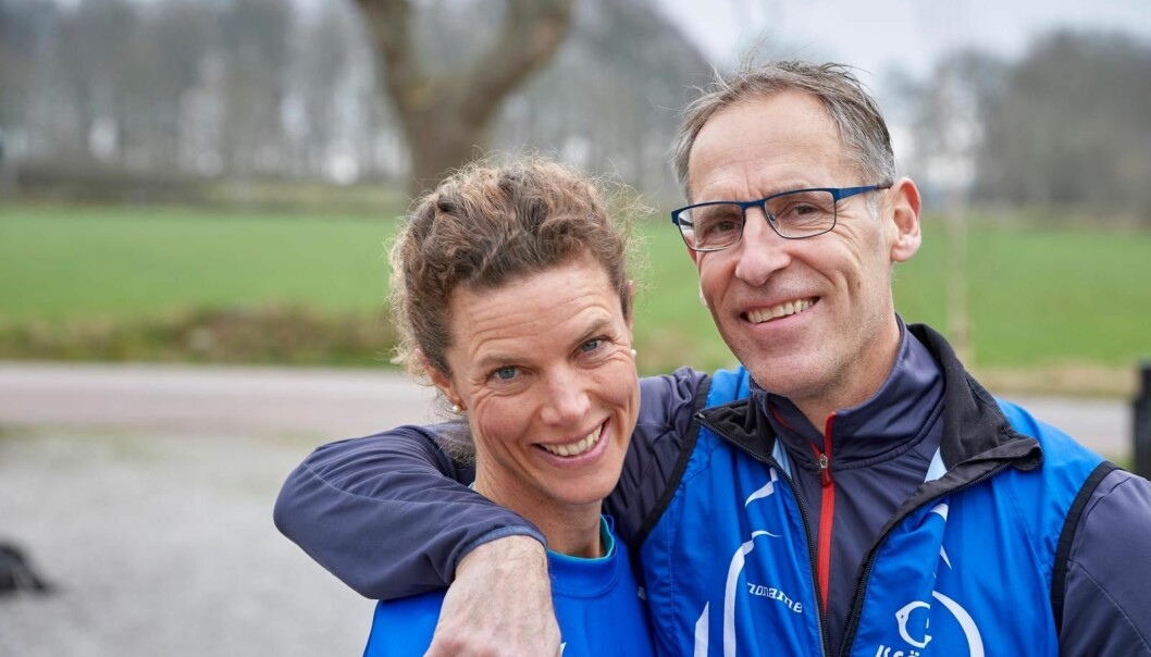 Emma och Sven är iklädda träningskläder, håller om varandra och berättar hur de möttes via en blinddejt och gav sig ut på gemensam löprunda.