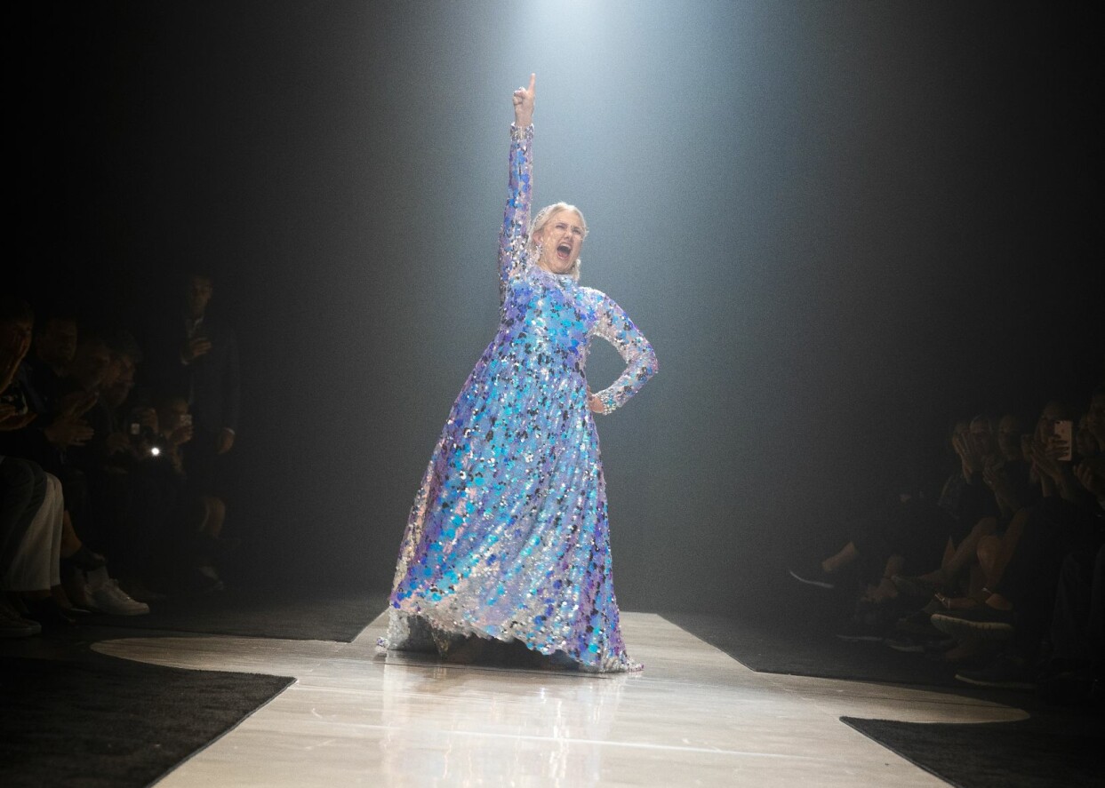 Vilken revansch! Emma Örtlund fick gå på catwalken under New York Fashion Week och nu är det premiär på bio för filmen om den fantastiska upplevelsen. Foto: Pressbild Emma Örtlund på catwalken i New York i sin fantastiska klänning.
