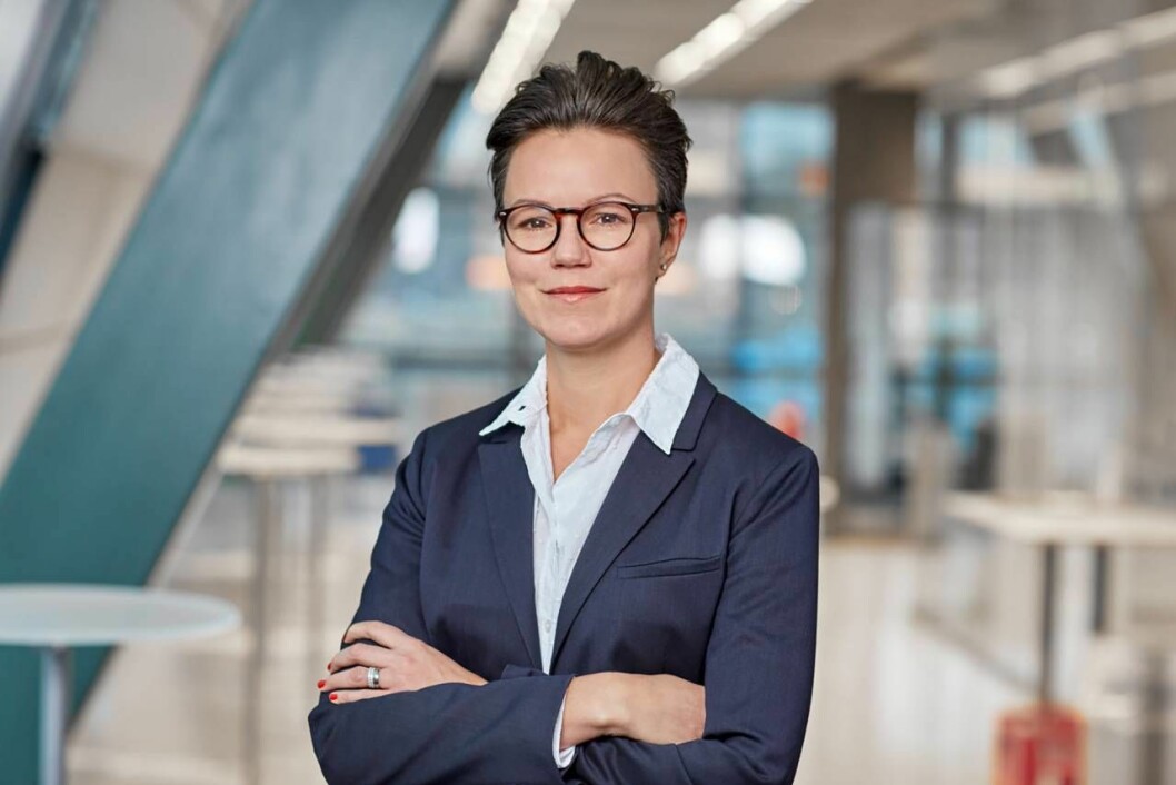 Snart kan en gleare postutdelning bli verklighet, enligt Emma Riblom, kommunikationschef på Postnord. Foto: pressbild. Emma Riblom, kommunikationschef på Postnord står ed armarna i kors framför några ståbord.