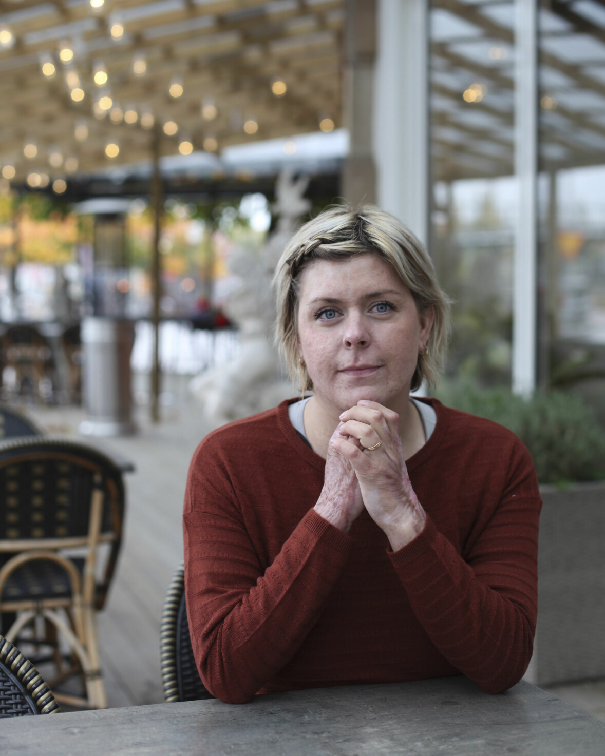 Emma Schol berättar om sin hjälteinsats när hon lyckades få ut alla sina barn ur det brinnande huset. Emma Schols har återhämtat sig snabbt från skadorna men har fortfarande en bit kvar innan hon närmar sig återställd.
