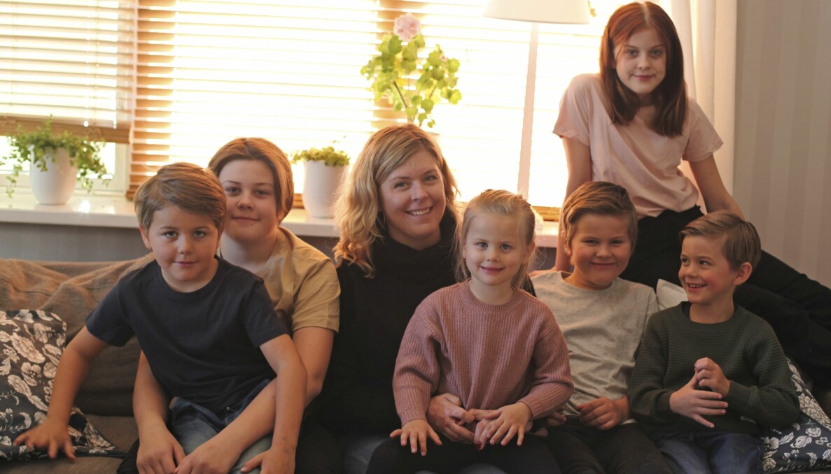 Emma Schols med sina sex barn som hon räddade ur en villabrand 2019.