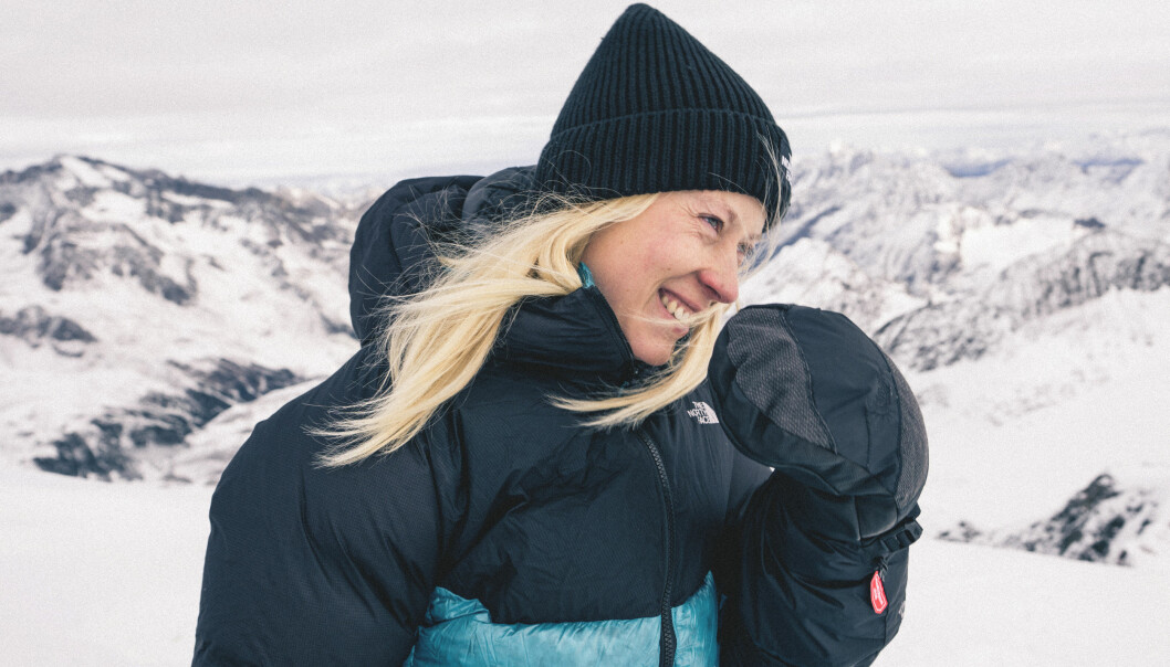 Emma tror inte att hennes äventyrspassion handlade om att fly. ”Det var snarare min chans att göra någonting som jag alltid hade drömt om”, säger hon. Foto: Privat Emma ser lycklig ut på toppen av ett vintrigt berg.