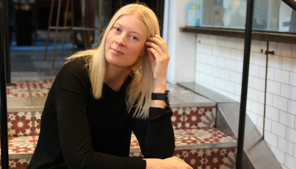 ”Jag blev bestört då jag blev lämnad, men jag tror absolut att jag kommer gifta mig på nytt igen”, säger Emma Svensson. Foto: Frida Funemyr Emma sitter på en trappa och ser fundersam ut.