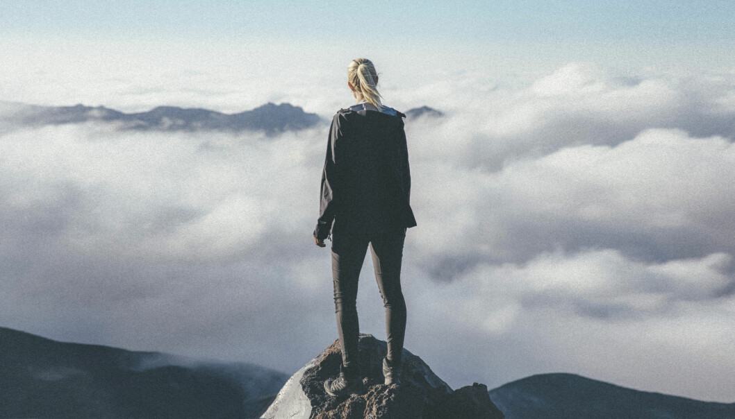 ”Den alpina klättringen förändrade mitt liv. Jag tog chansen att göra någonting som jag alltid har drömt om”, berättar Emma Svensson. Foto: Privat Emma står på en bergstopp och blickar ut över molnen.