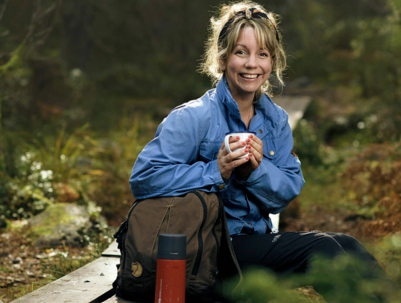 Porträtt av vandringsexperten Emma V Larsson som skrivit boken Till fots.