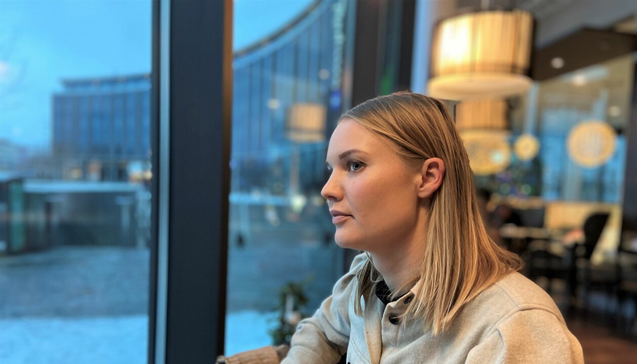 – Jag hoppas att vi i framtiden tar med oss att det går att skala av och välja bort, säger Emma. Emma Frans som skrivit en corona-dagbok blickar allvarsamt ut över hemorten Uppsala.