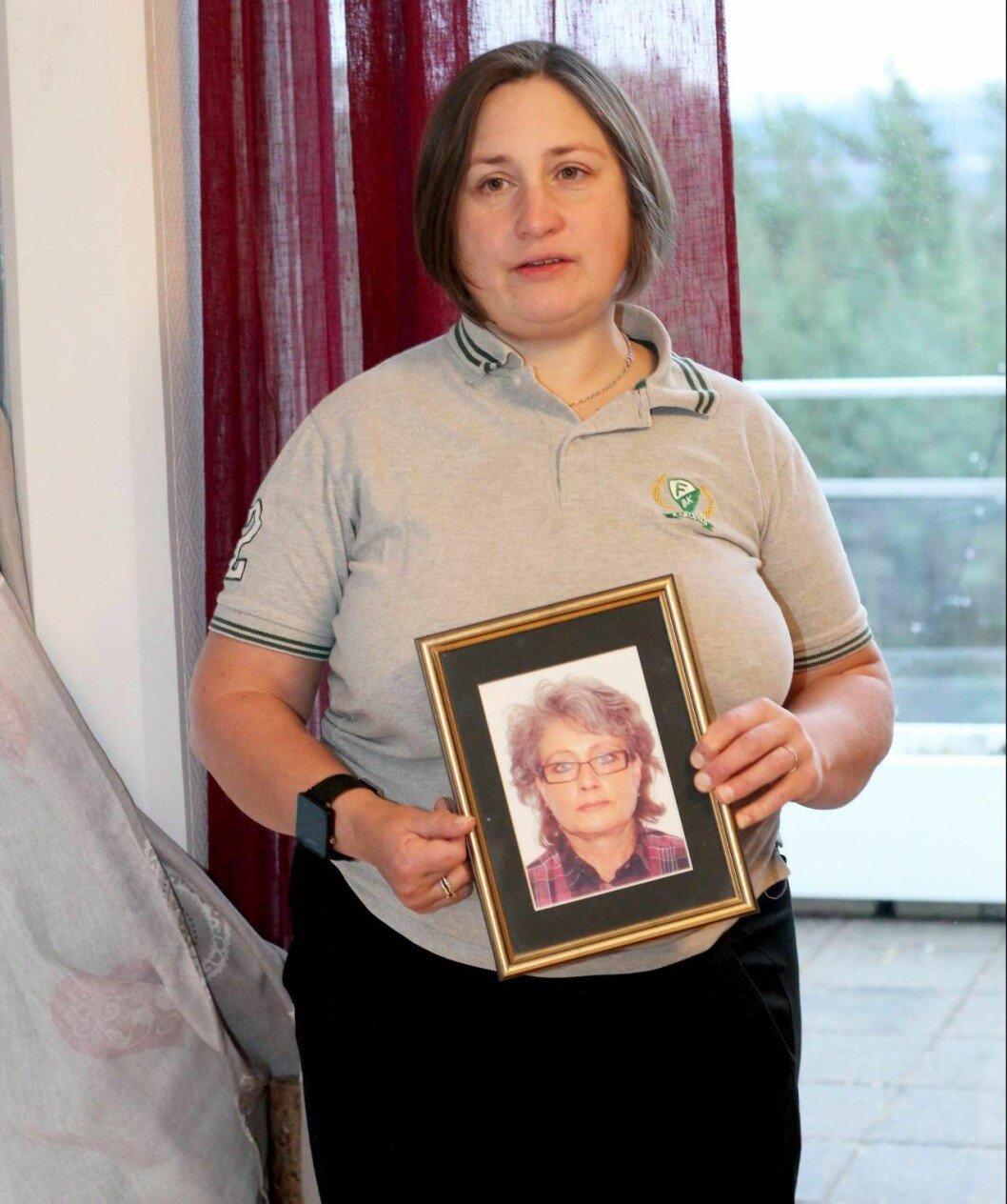 Emma önskar att hon hade fått veta mer om vad som egentligen hände den där dagen då hennes mamma blev mördad. Foto: Susanne Stamming Emma visar upp en bild av sin mamma