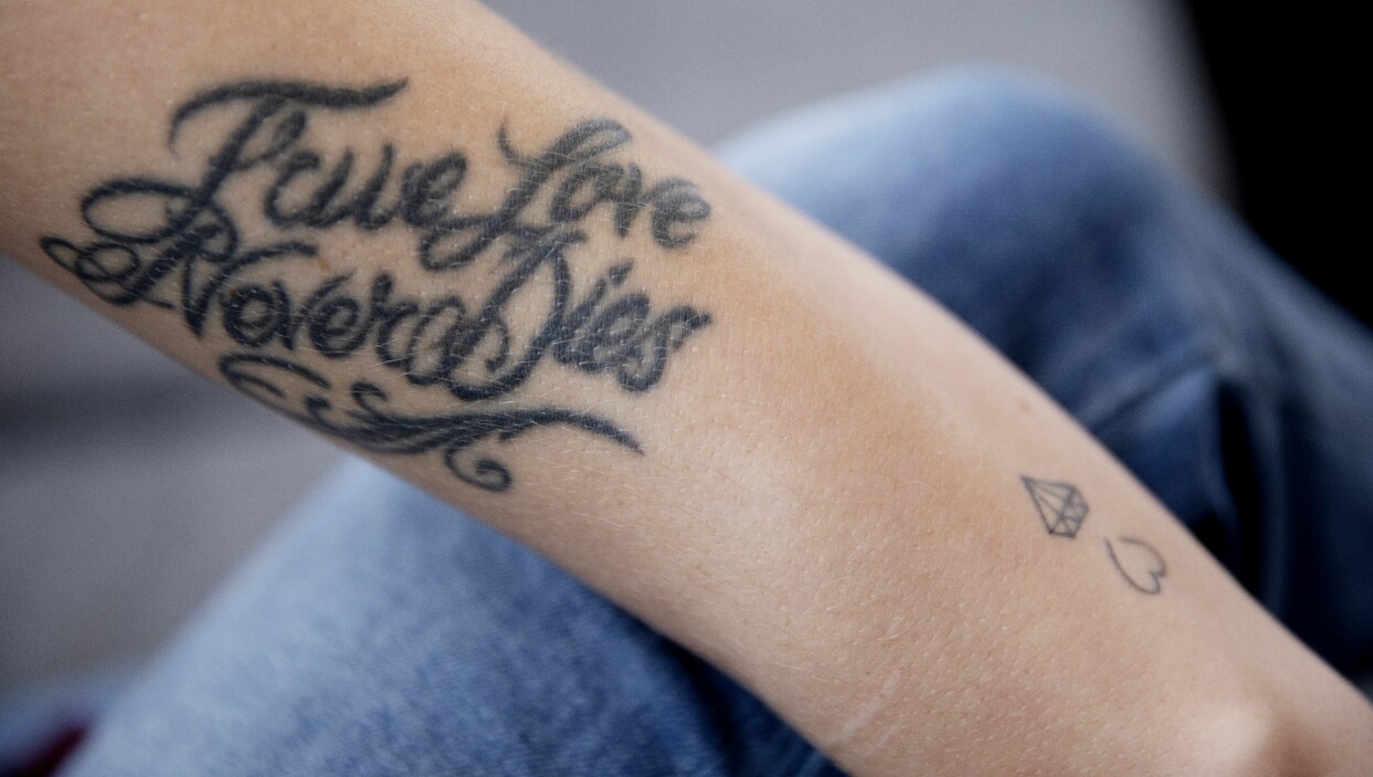 ”Sann kärlek dör aldrig” står det på engelska på Benedictes arm. En av Benedictes tatueringar.