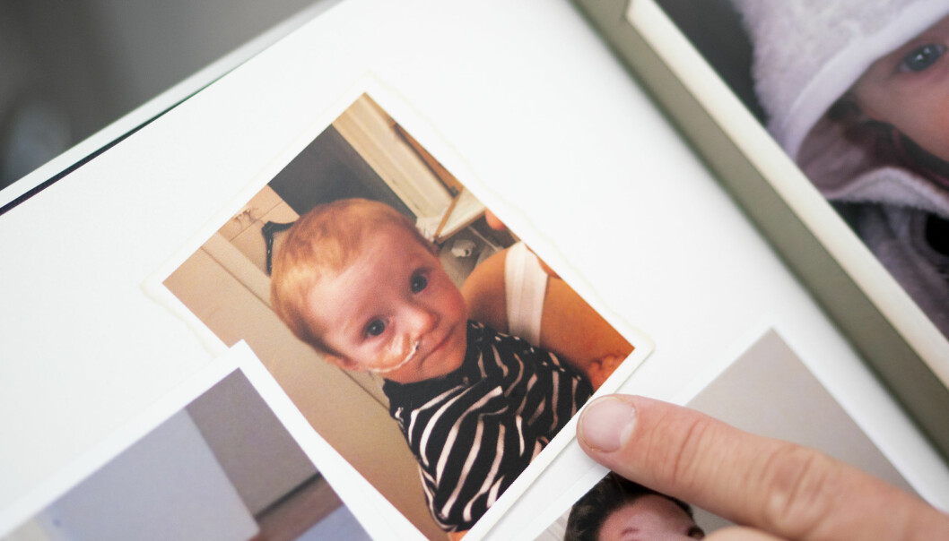 En bild på Felicia Otterbeck som liten, fotograferad ur ett fotoalbum.