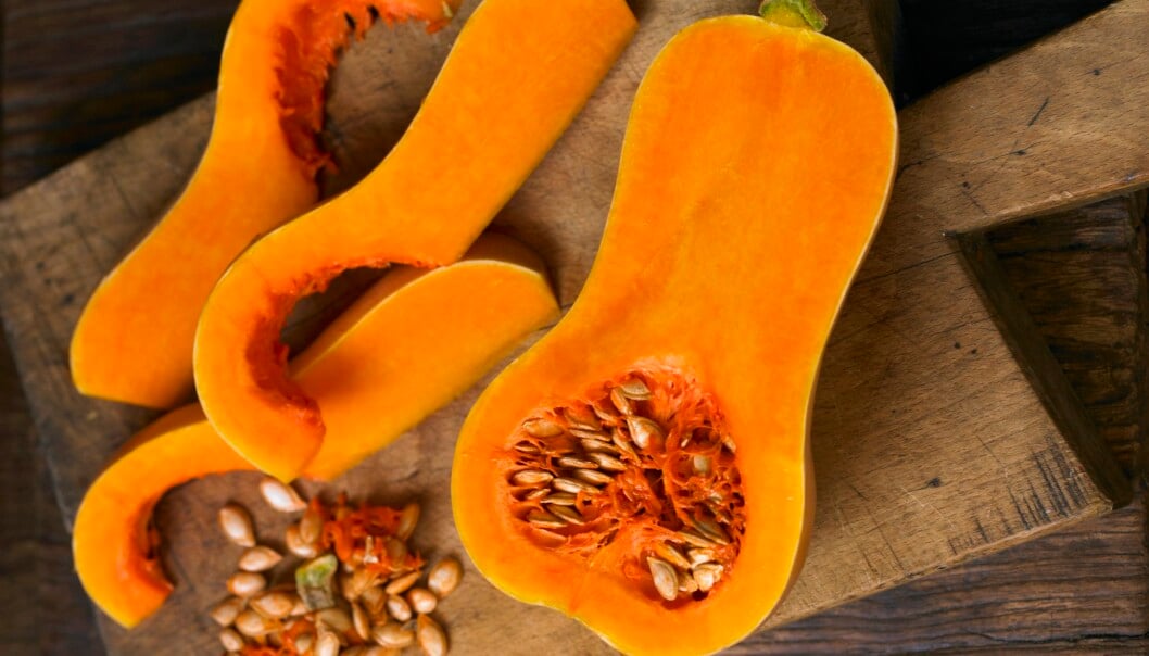 en delad butternutpumpa.