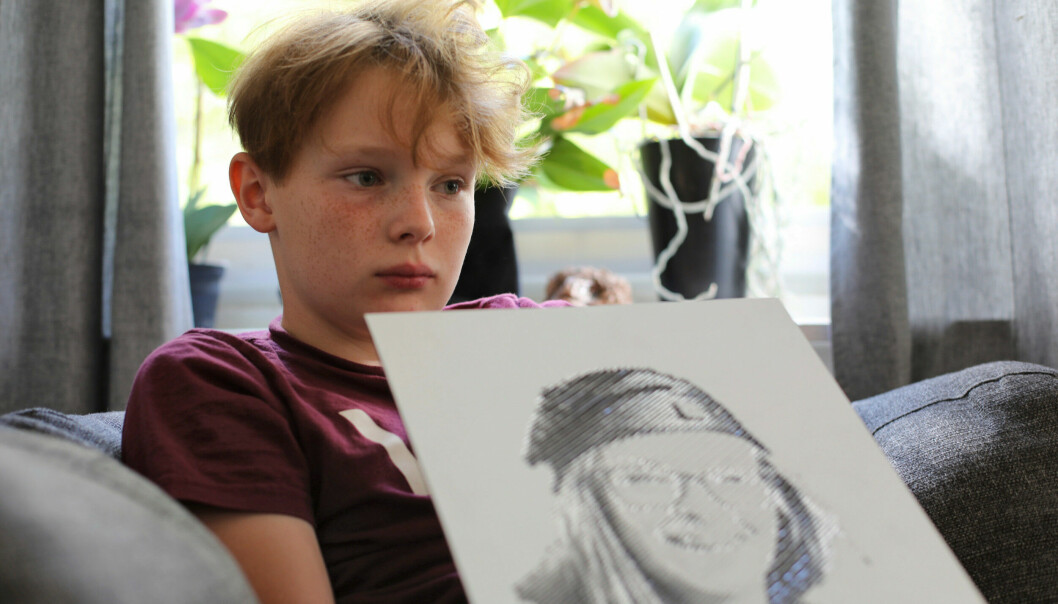 En familjemedlem saknas när familjen samlas runt köksbordet, storasyster Emelie. Här håller Milton bilden.