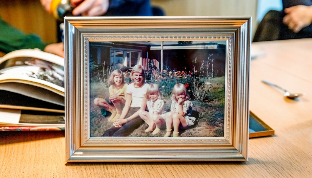 Systrarna och storebror. I dag lever varken Mikael eller deras två föräldrar – alla tre är begravda på samma plats. En fotoram med ett gammal fotografi med Mikael och hans tre systrar när de var barn.