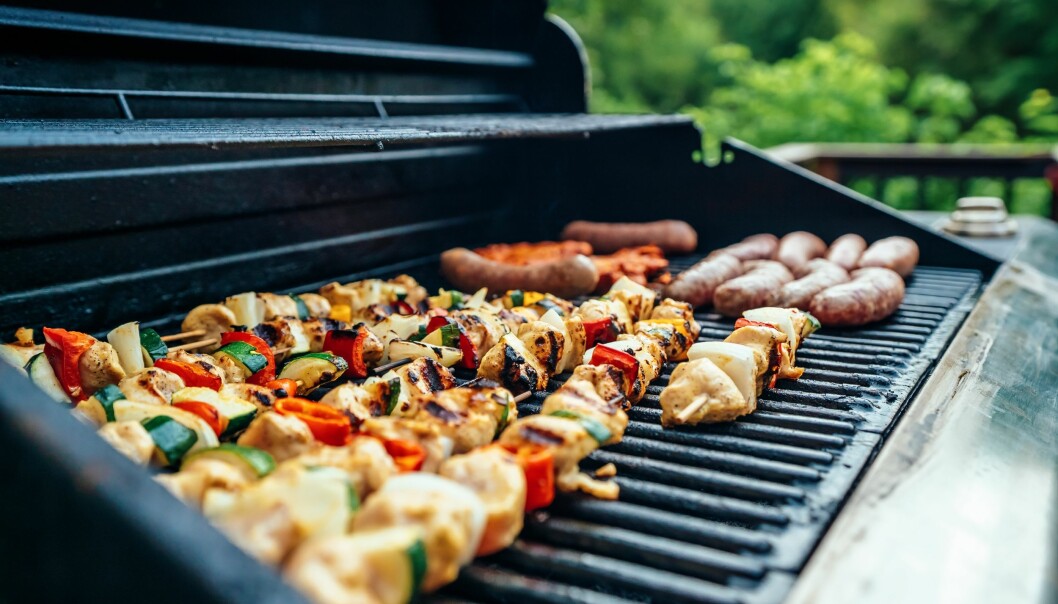 Foto: Unsplash En grill med grillspett och korv.