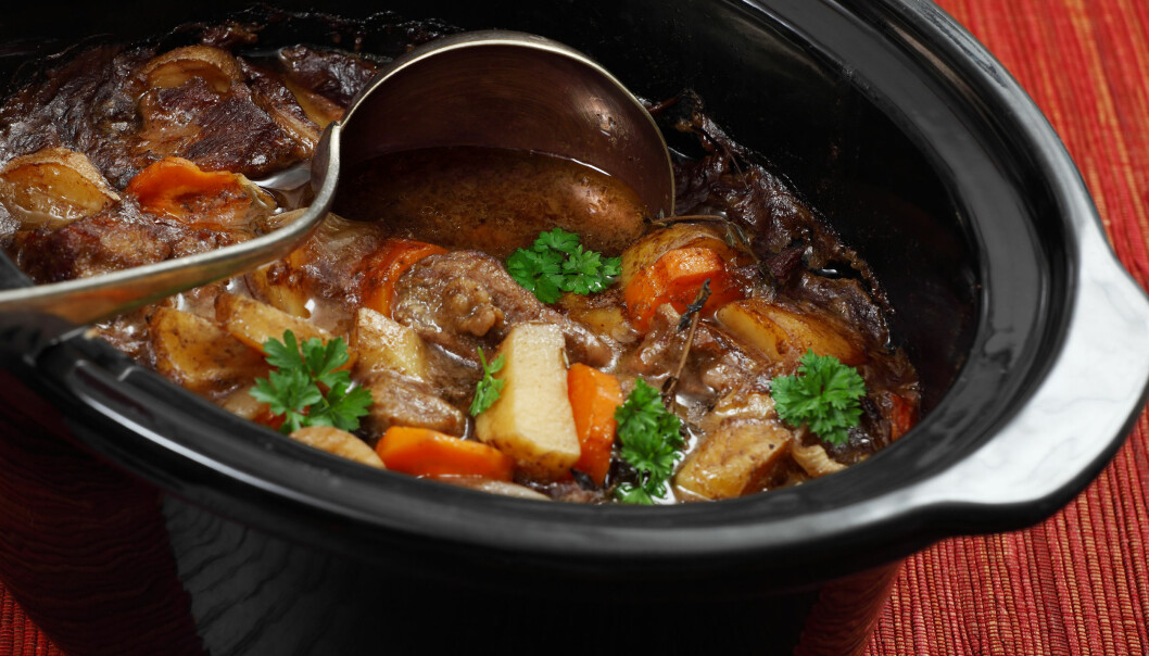 Mustiga köttgrytor passar fint på hösten – och kan enkelt tillagas i långsamkokaren. En köttgryta med morot och persilja i en slow cooker fotograferad uppifrån.