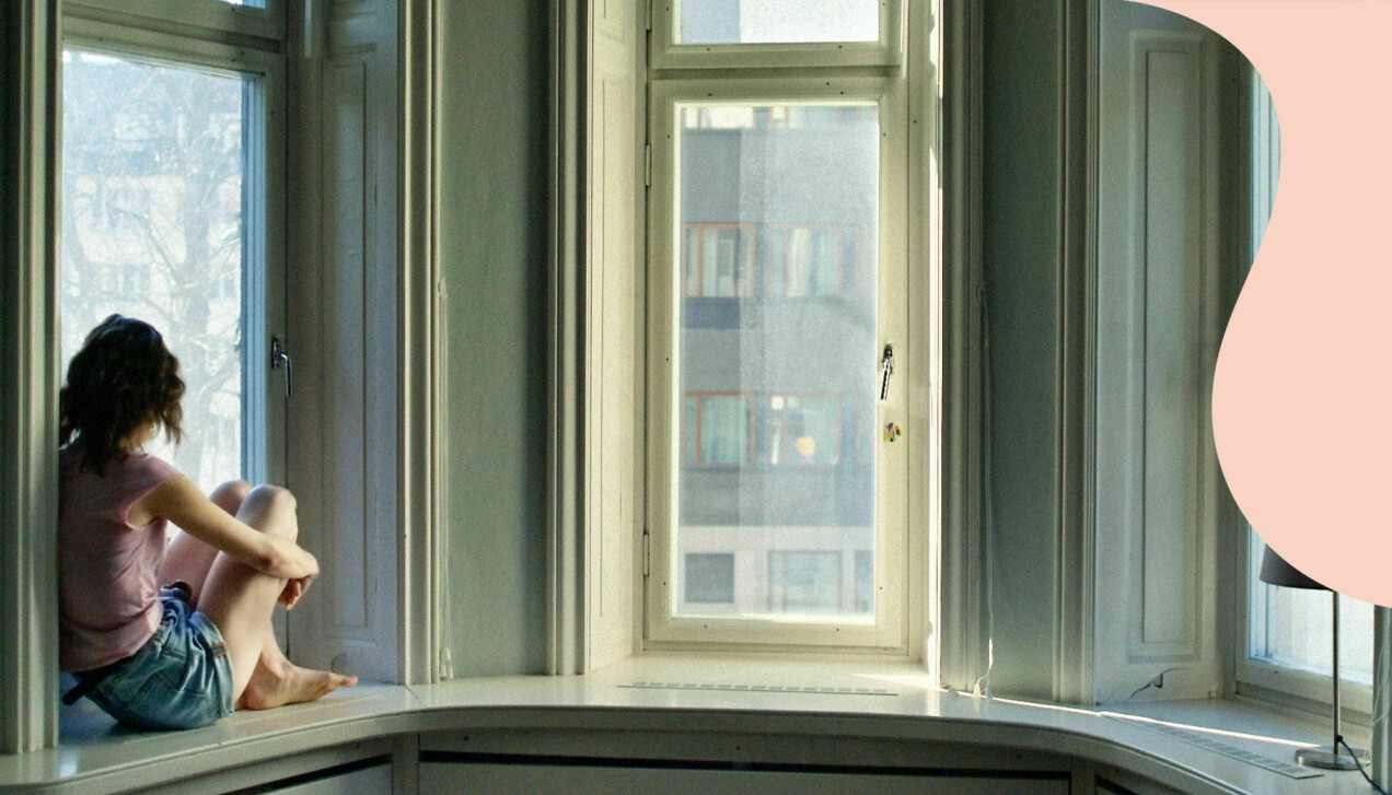 En kvinna sitter i ett burspråk i en lägenhet. Bilden är hämtad ur SVT-serien En kropp till salu.