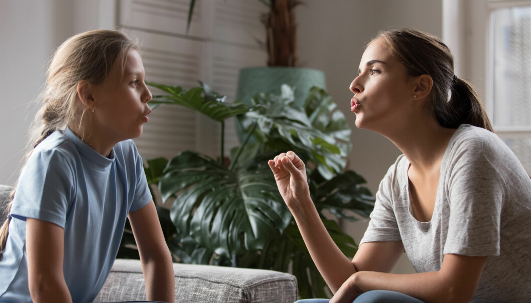 Foto: Shutterstock/TT En kvinna övar med sitt barn så att hon kan sluta stamma.
