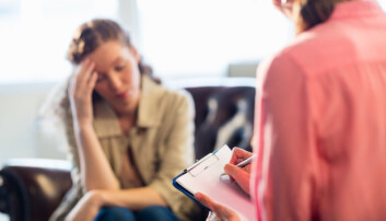 Det är alltid frivilligt om man vill flytta till skyddat boende. Foto: Shutterstock En kvinna tar sig for pannan nar hon sitter och pratar med en annan kvinna