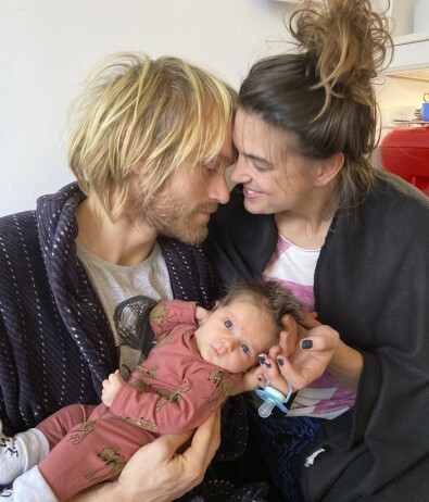 Allt gick bra och lilla Noor såg dagens ljus den 23 november 2019. Foto: Privat En lycklig liten familj tätt tillsammans.