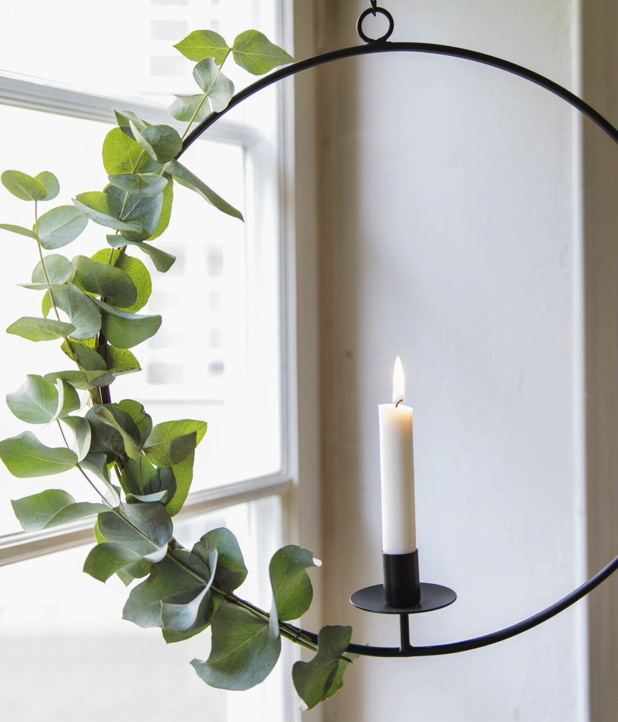 En modern julkrans med eukalyptus.