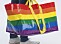 En person med Ikeas regnbågsfärgade bärkasse, Storstomma