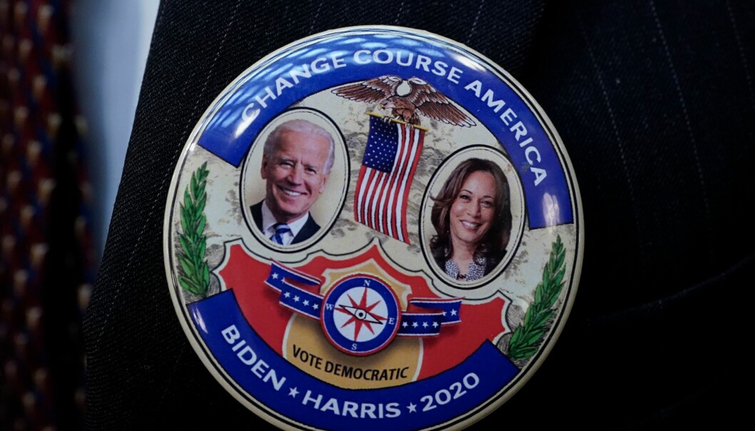 Joe Biden och Kamala Harris tar hem segern i det amerikanska presidentvalet. En pin med Joe Biden och Kamala Harris sitter på kavajen hos en anhängare i samband med det amerikanska presidentvalet.