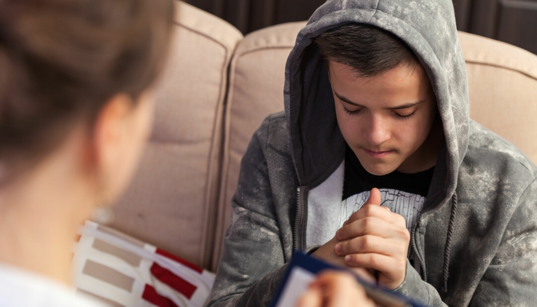 Om du har barn får du tillsammans med dem träffa en socialsekreterare som är specialiserad på att ge stöd åt familjer och barn. Foto: Shutterstock En pojke sitter hos en kurator eller socialtjanst