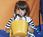 En privat bild av Sofie som litet barn, med en katt i famnen.