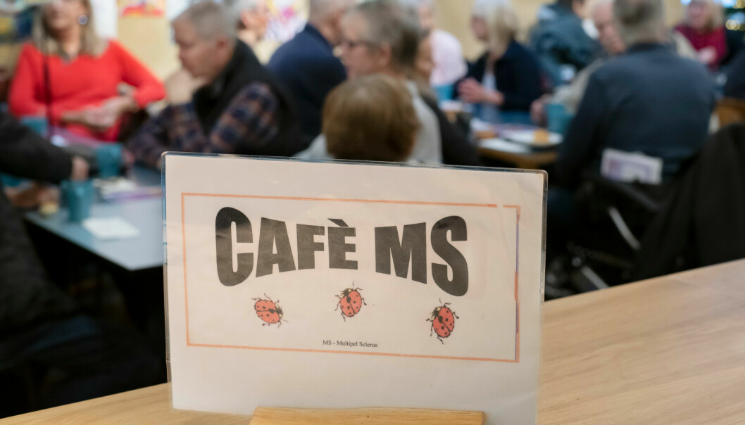 En skylt på ett bord där det står "Café MS".