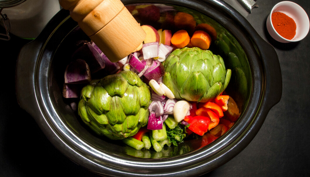 Bara fantasin sätter gränserna när det kommer till vad du kan laga i din slow cooker. En slow cooker fylld med grönsaker som morot, rödlök, vitlök och kronärtskockor.