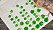 En tygkasse med tryckt mönster i grönt