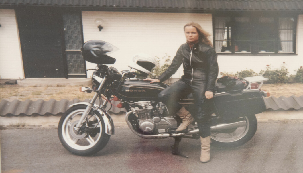 Carin hade under ungdomen en känslighet som hon dolde under en tuff yta. En ung Carin i svart skinnställ poserar framför en svart motorcykel.