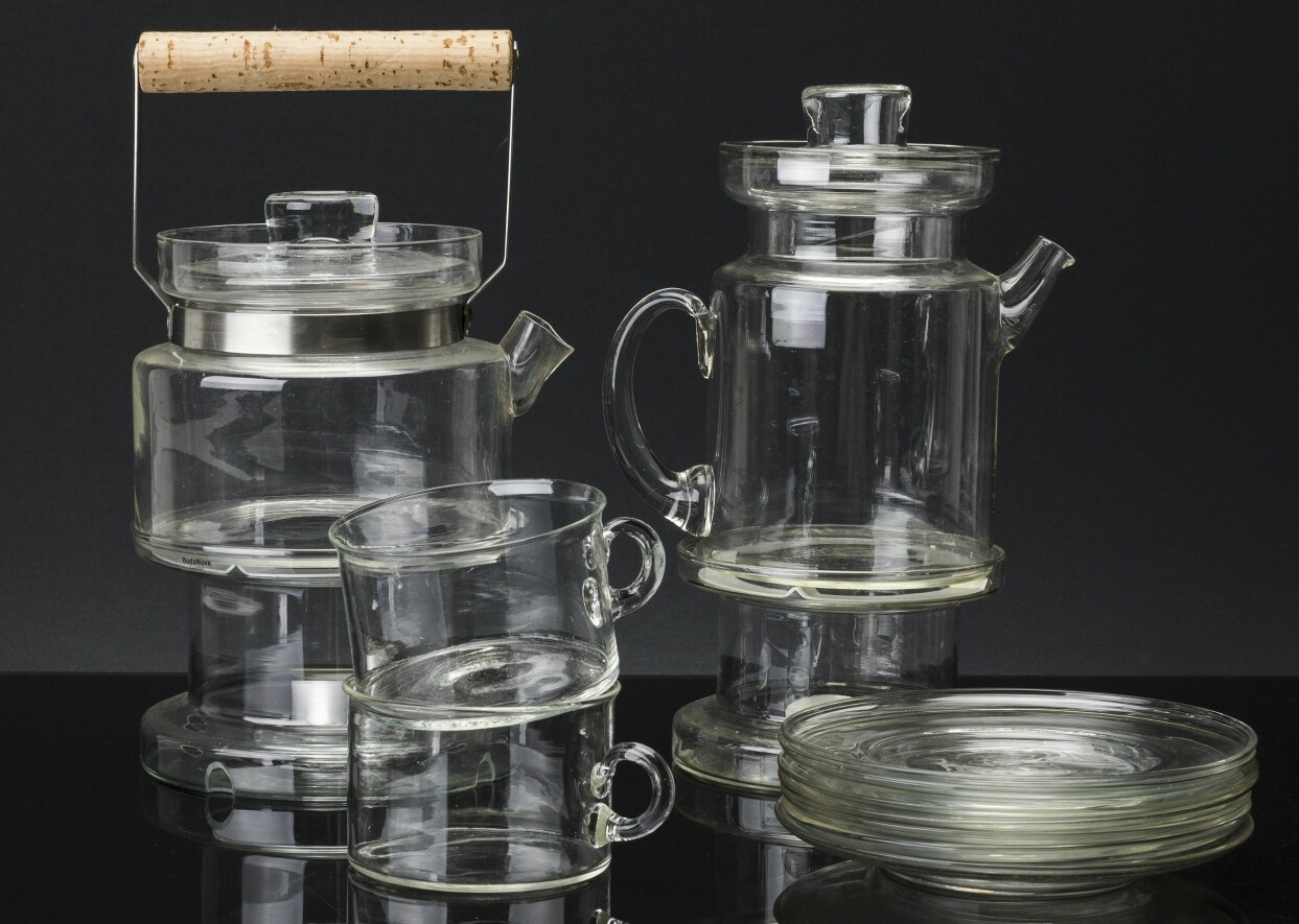 Eldfast glas. En uppsättning med te- och kaffekannor på värmeställ samt 12 tekoppar från Boda Nova klubbades för 2 201 kr på Bukowskis. En uppsättning med te- och kaffekannor på värmeställ samt 12 tekoppar från Boda Nova