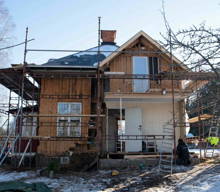 Huset hade stått tomt i 25 år när Frida Sömskar och Pontus Holmgren tog över det. En helrenovering var nödvändig. En villa som renoveras och det står byggställningar framför.