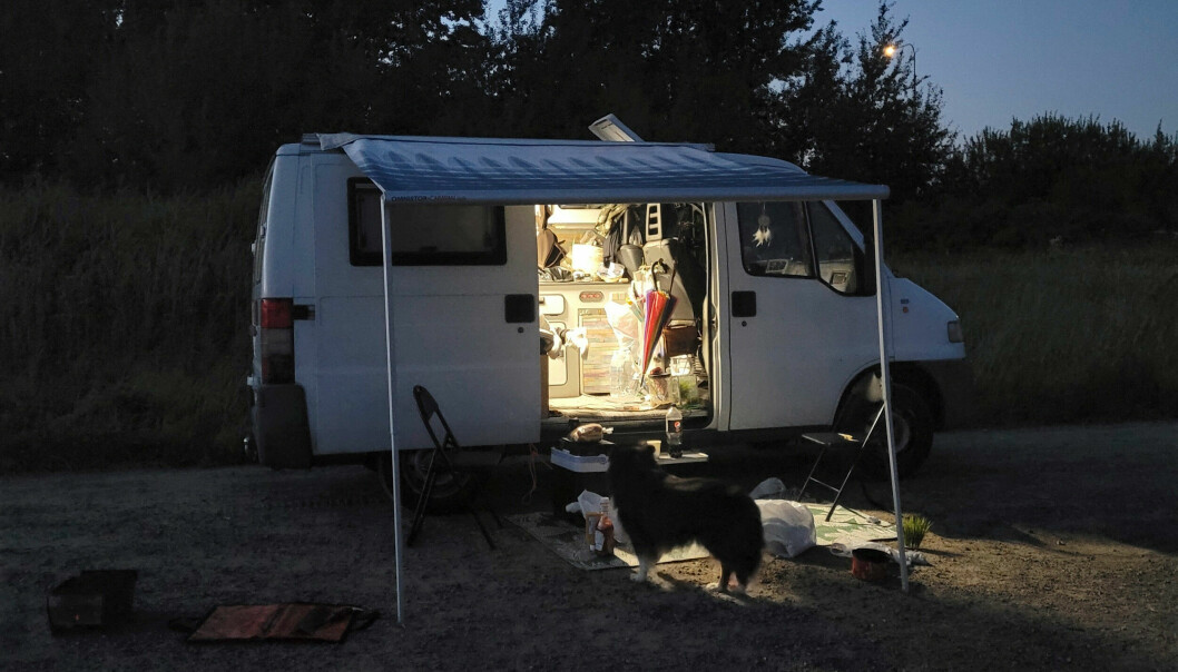 En vit skåpbil när det är mörkt utomhus.