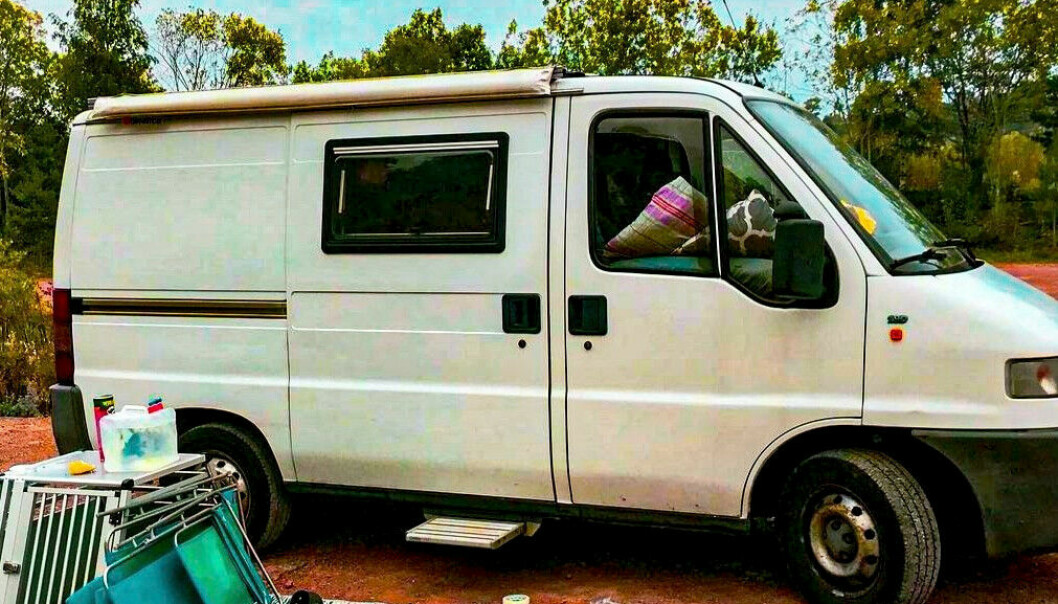 ”Vanlife får mig att känna mig levande. Det får mig att känna mig lugn och harmonisk. Och fri.” säger Marie. En vit skåpbil.