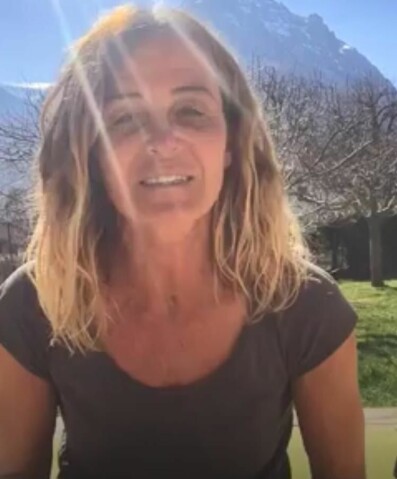 Varje dag halv elva håller Anna Pilotti sina fria yogapass med spontana samtal på Facebook. I vårvädret är hon oftast utomhus, med den Apenninska bergskedjan som bakgrund. Bilden från en av hennes sessioner online framför mobilkameran. En yogalivesändning på Facebook med Anna Sadhana Pilotti.