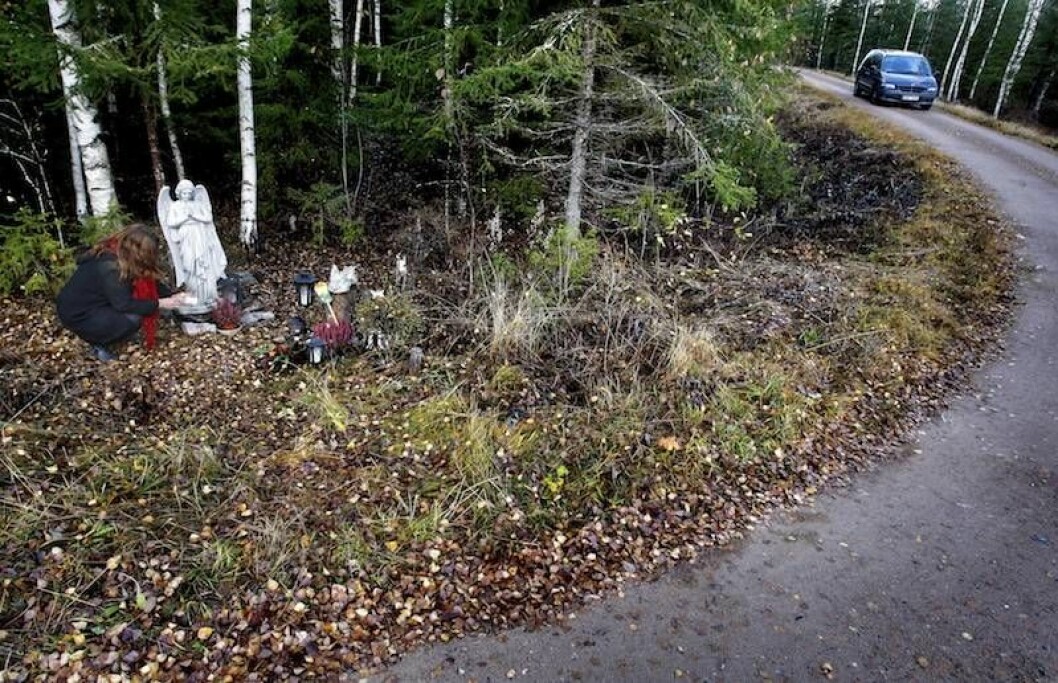 Blommor och ljus till minne av Engla som försvann i Stjärnsund i östra Dalarna. Englas mamma Carina lägger blommor vid vägkanten.